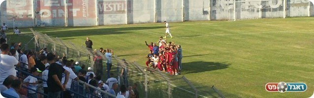 שחקני האורתודוכסים חוגגים (נועם ספיר)